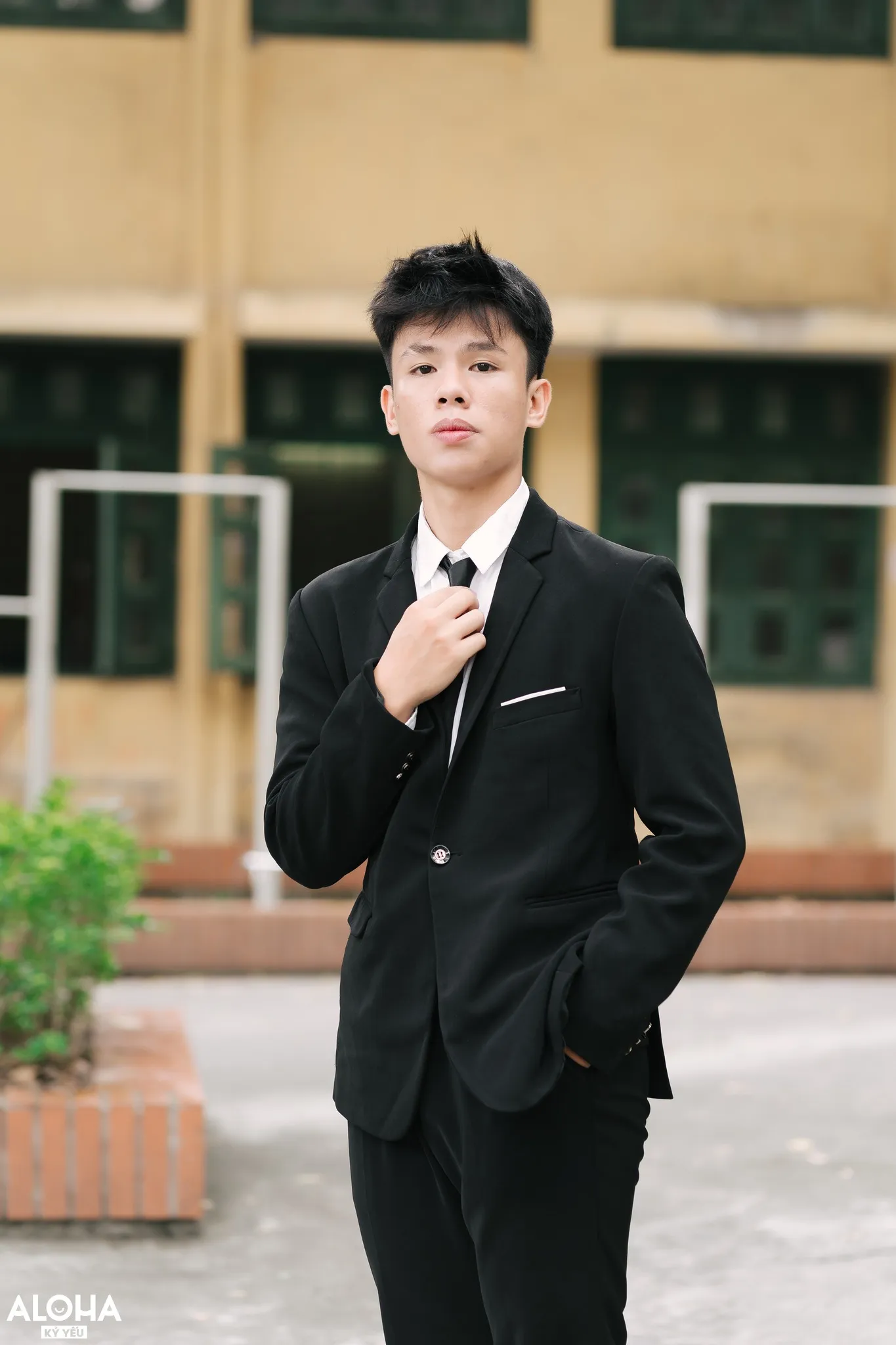 Tạo dáng chụp kỷ yếu cho nam tại Sài Gòn đứng thẳng đơn giản