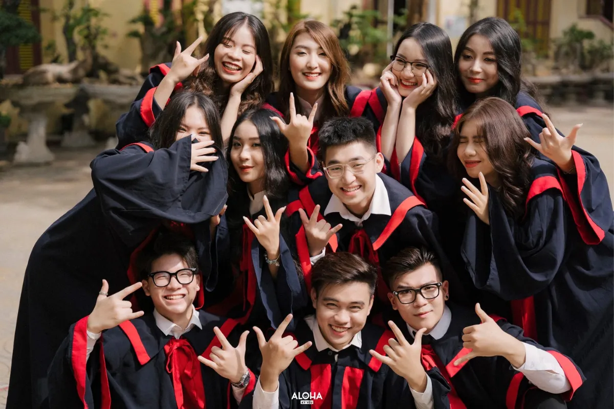 Chụp ảnh kỷ yếu với áo cử nhân là một phần không thể thiếu của bất kỳ buổi chụp hình tập thể lớp nào