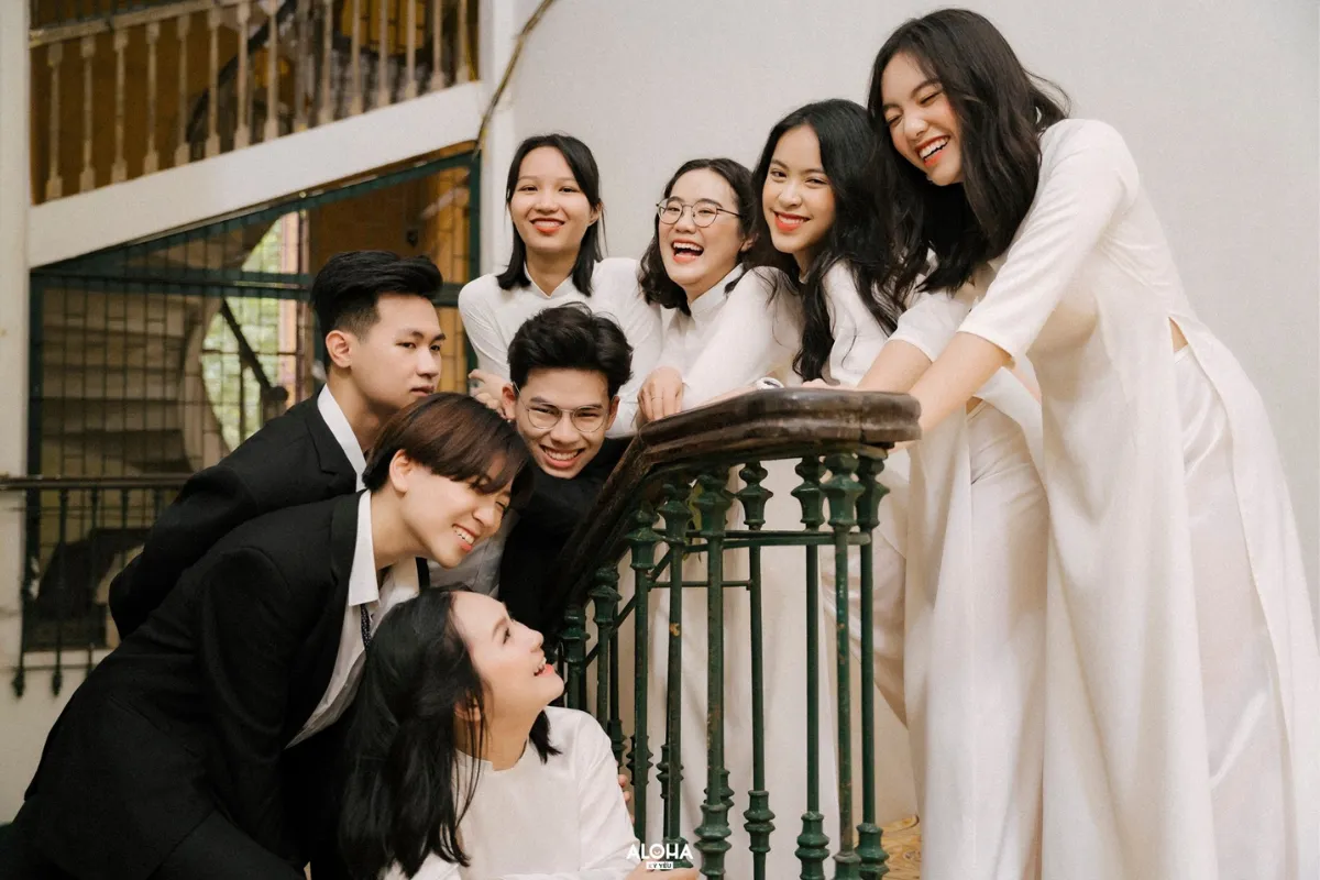 Tạo dáng chụp ảnh với áo dài trắng cho nữ và vest cho nam là một lựa chọn tuyệt vời để tạo ra những bức ảnh kỷ yếu lớp đầy tinh tế và trang nhã