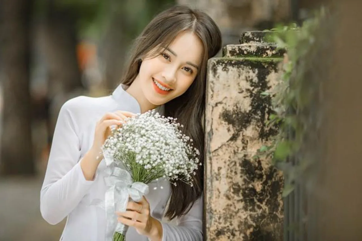Tư thế cầm hoa là một trong những kiểu tạo dáng phổ biến trong chụp ảnh kỷ yếu, đặc biệt được ưa chuộng bởi sự đơn giản và tinh tế của nó