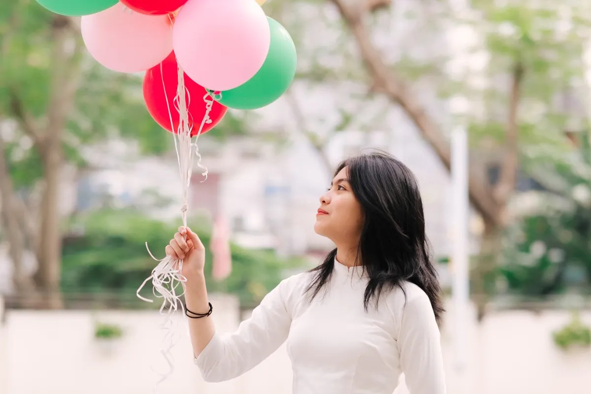 Trên hành trình cuối cùng để nhớ lại thời học sinh, bóng bay không chỉ là một vật trang trí mà còn là biểu tượng của tự do và niềm vui. T