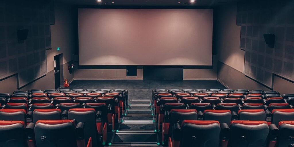 4 cách tạo dáng chụp ảnh ở rạp chiếu phim