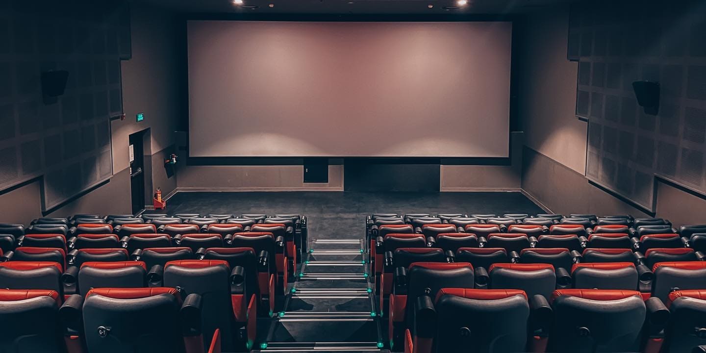 4 cách tạo dáng chụp ảnh ở rạp chiếu phim