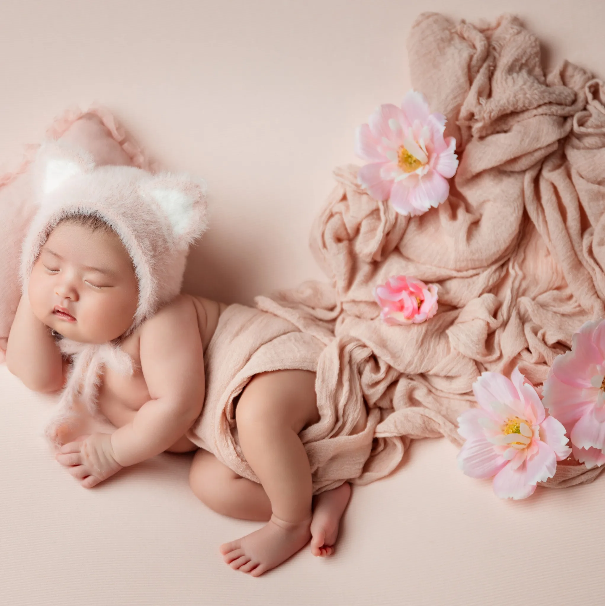 Chụp ảnh em bé trên cánh đồng hoa