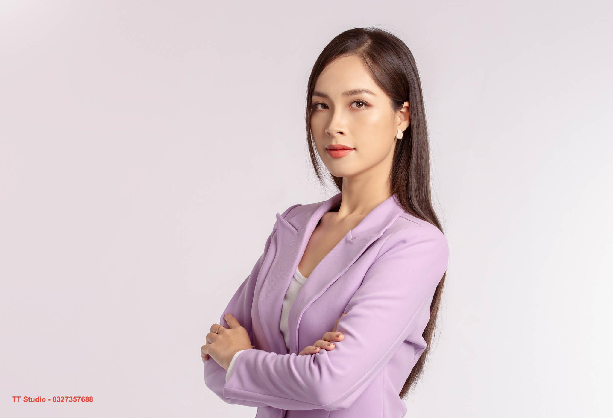 Tạo dáng chụp ảnh doanh nhân truyền thống