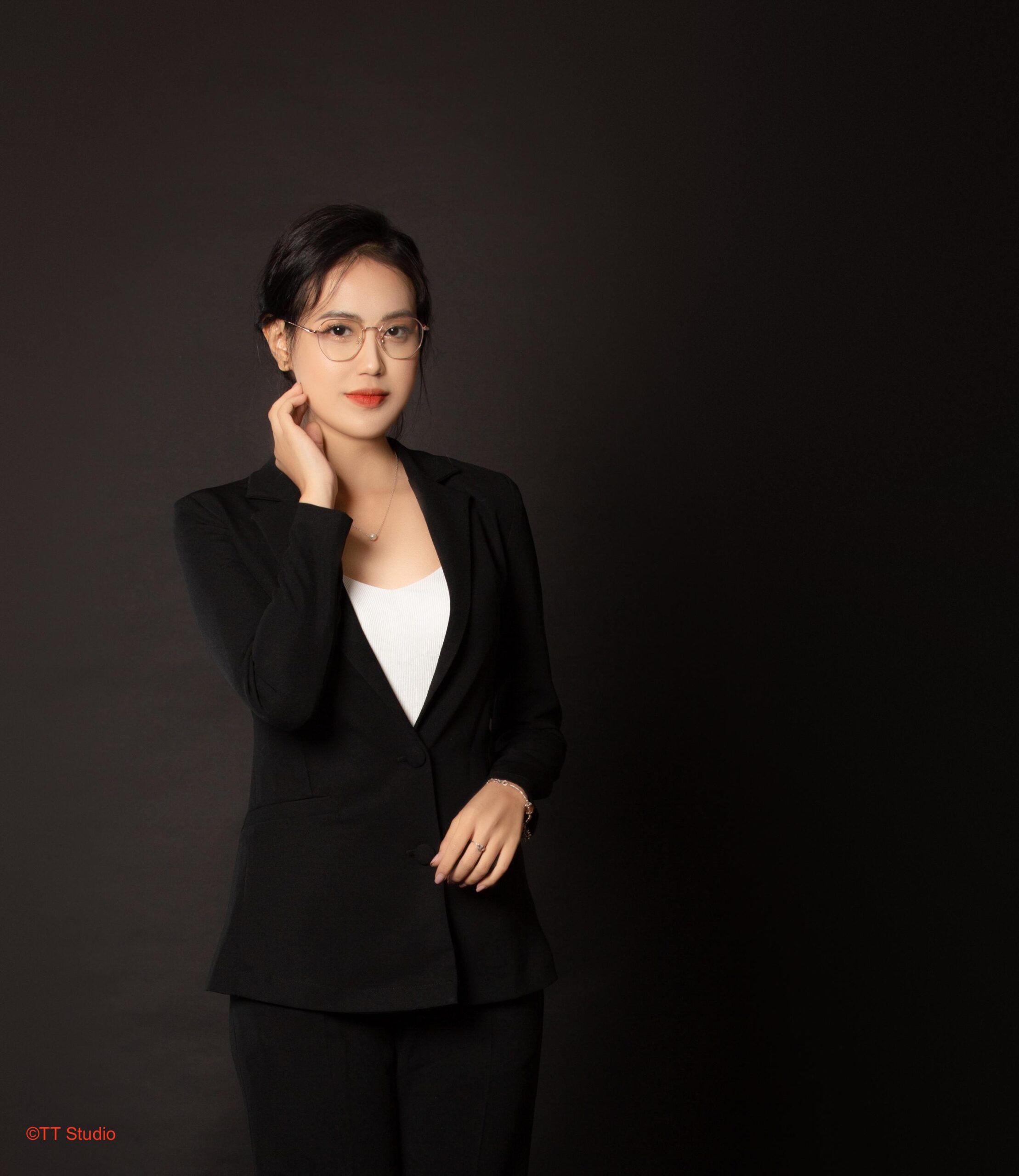 Tạo dáng chụp ảnh doanh nhân Đưa tay gần mặt