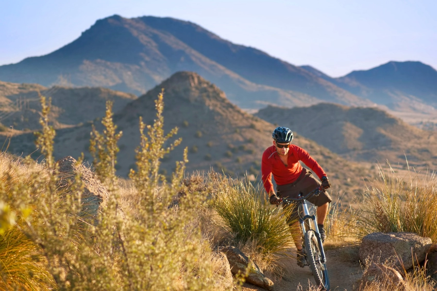 Cách tạo dáng với xe đạp thể thao "chất như nước cất"