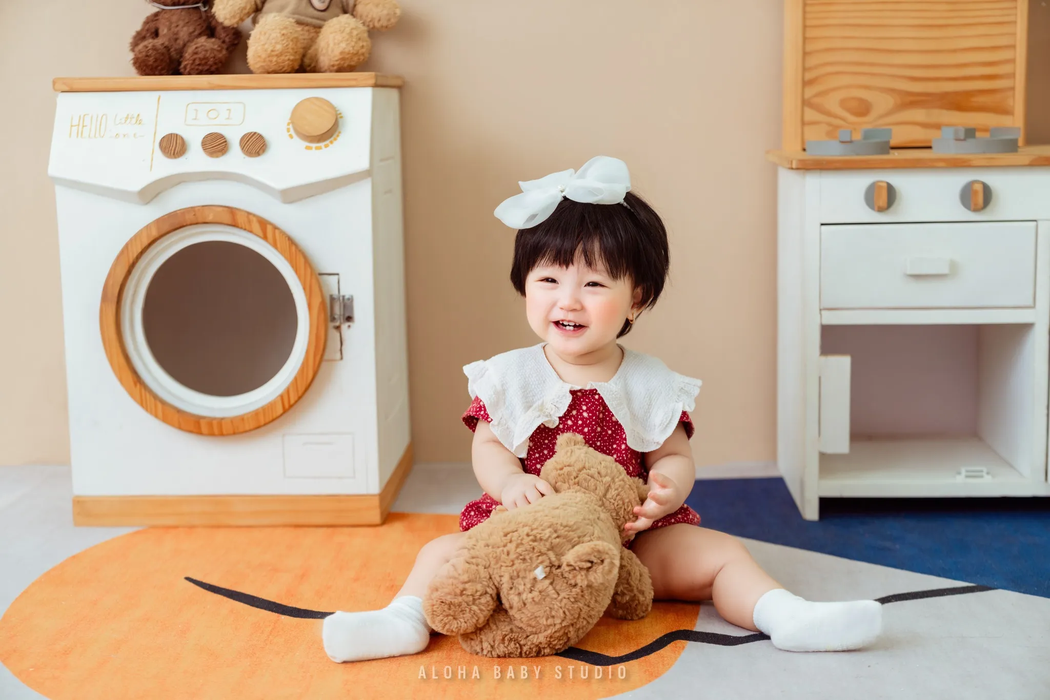 Chụp cùng đồ vật thân thuộc - Sử dụng gấu bông, búp bê, siêu nhân... để bé thoải mái và thích thú hơn