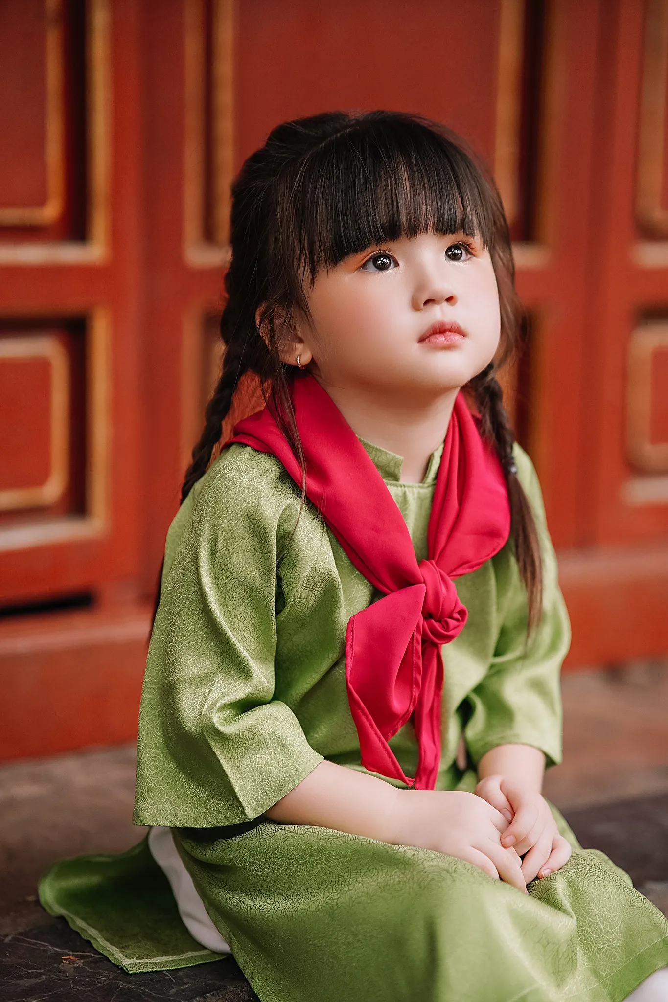 Style thời trang - Chụp với phông trơn theo tông màu yêu thích, chú trọng trang phục của bé