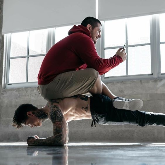 Tạo dáng chụp ảnh gym nam theo trend