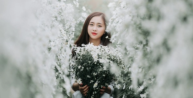 Tạo dáng nhìn thẳng vào ống kính