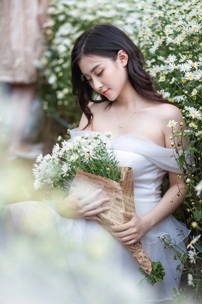 Tạo dáng cùng bó hoa cúc hoạ mi