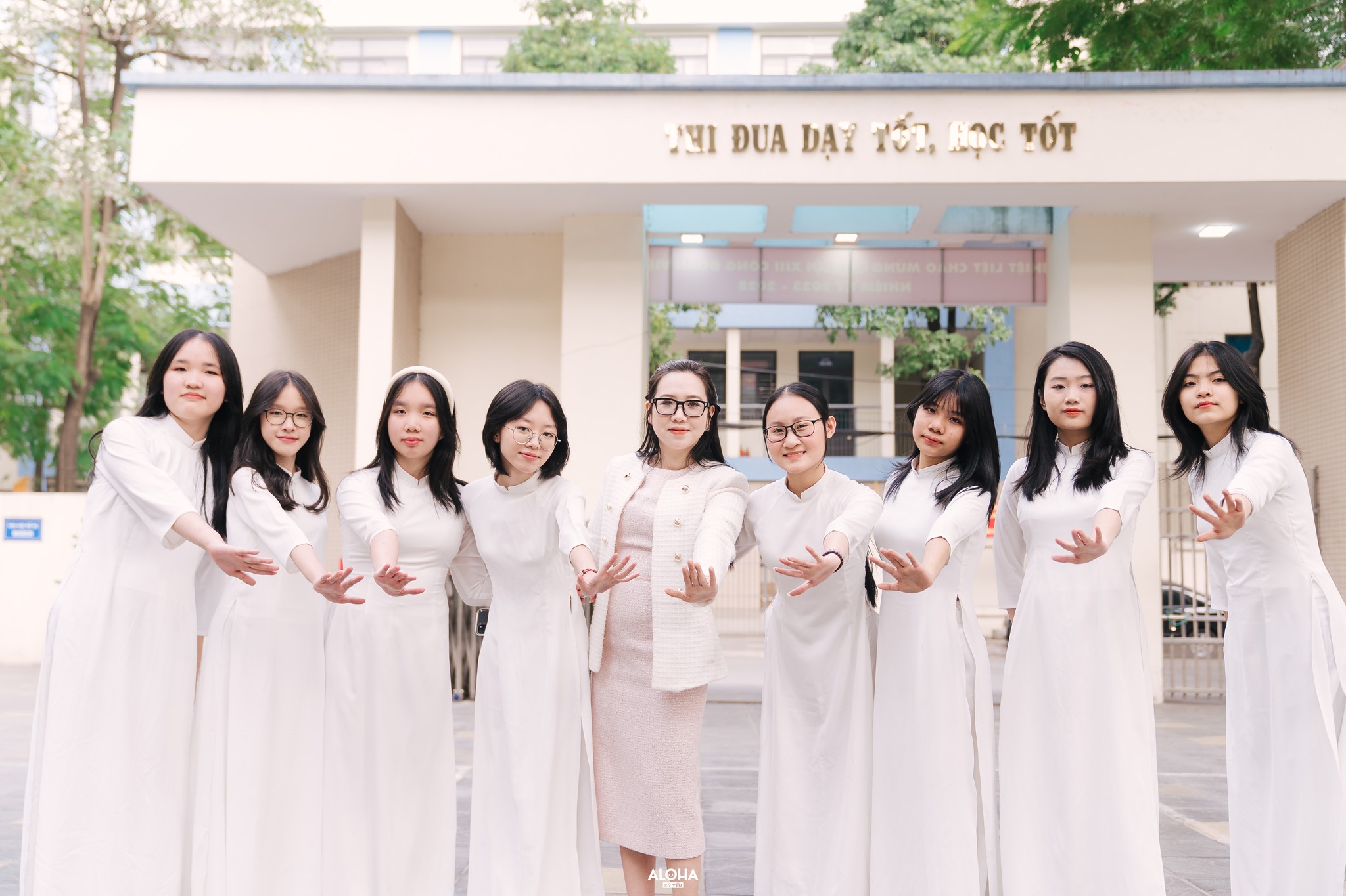 Các cách tạo dáng chụp hình tốt nghiệp đẹp dành cho nữ