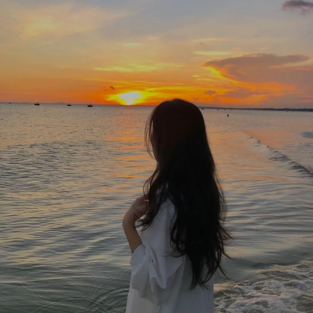 Chụp ảnh quay mặt ra biển