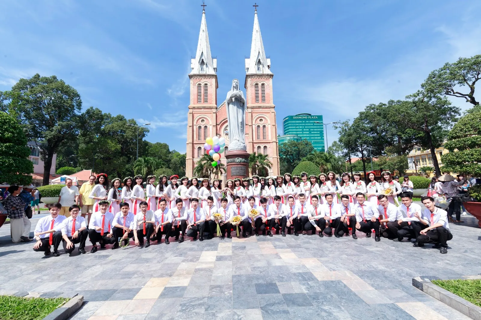 Nhà thờ Đức Bà – Ngọc bích chụp ảnh kỷ yếu tại Quận 1