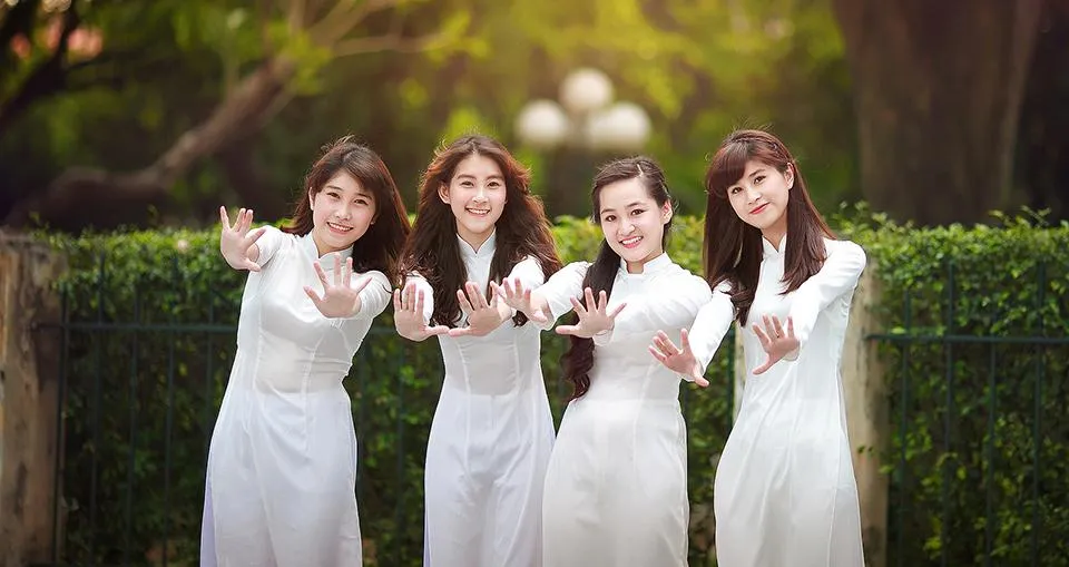 Lựa chọn địa điểm chụp kỷ yếu áo dài phù hợp (Nguồn: Aloha Media)