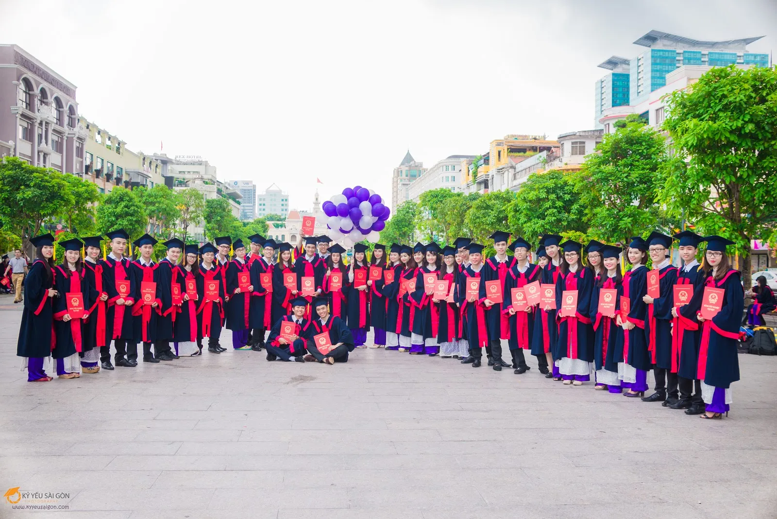 Phố đi bộ Nguyễn Huệ – Nơi chụp ảnh kỷ yếu đẹp như mơ tại Sài Gòn