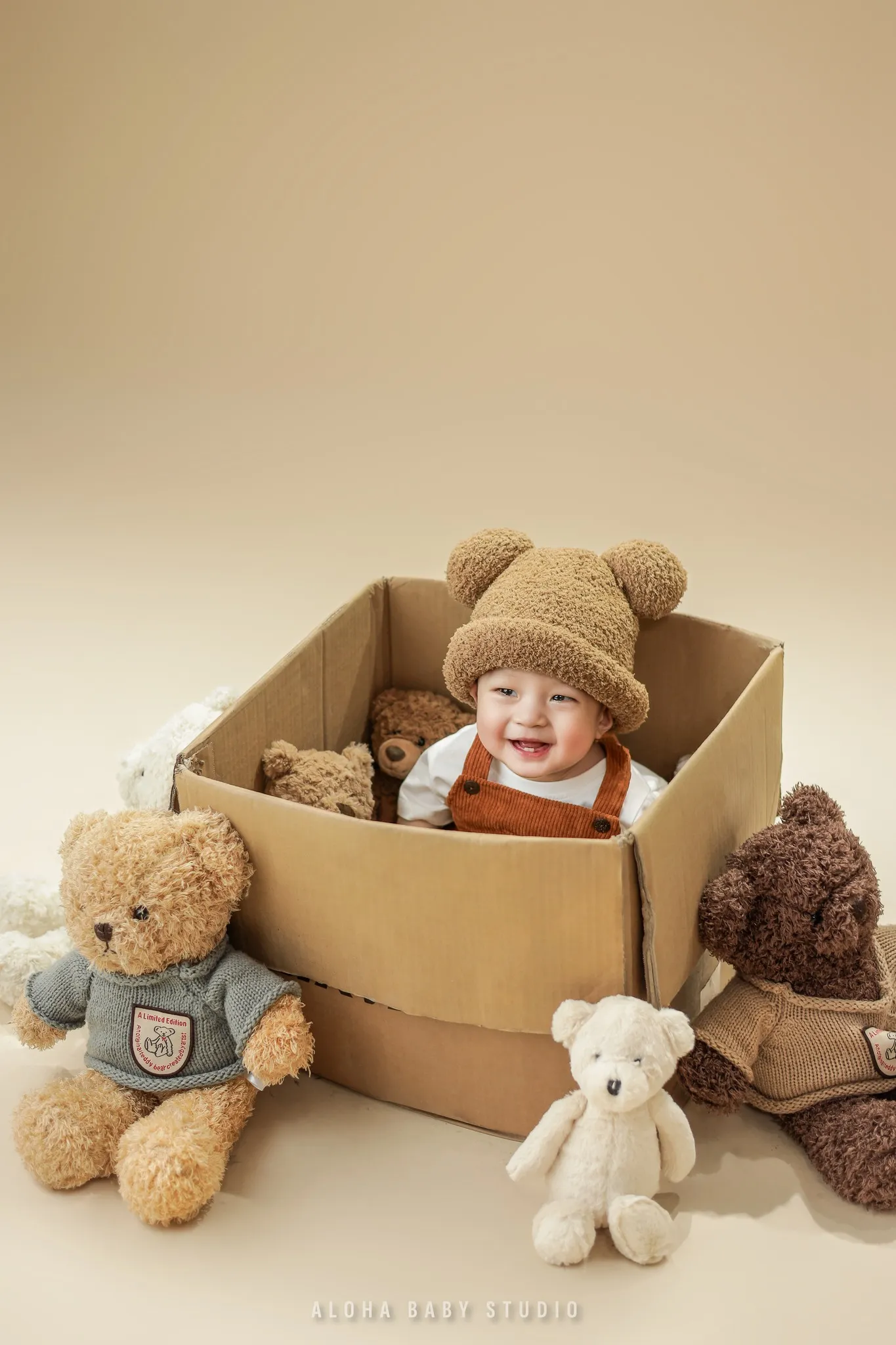 Chụp bé trong hoạt động hàng ngày với đồ chơi yêu thích