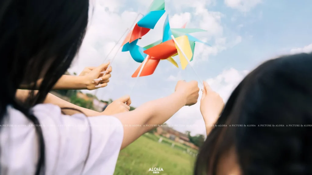 "Trong tình bạn, thanh xuân trở nên vô cùng đặc biệt, như những bức tranh tươi sáng trên bức vẽ cuộc đời."