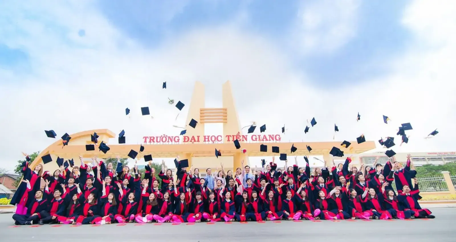 Chụp hình tốt nghiệp đại học là một trải nghiệm không thể bỏ qua