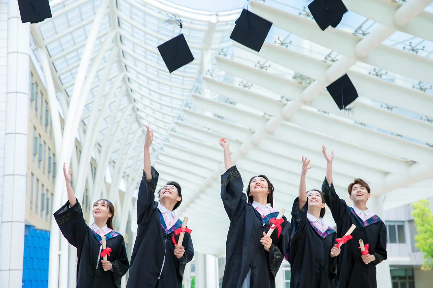 Ngôi trường dẫu quen thuộc nhưng cũng là một phông nền lý tưởng cho chúng ta tận dụng