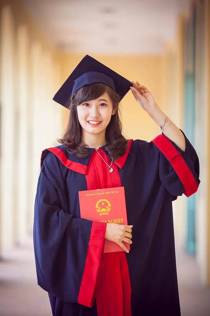 Chụp ảnh với chiếc áo biểu tượng cho thời khắc tốt nghiệp đầy ý nghĩa