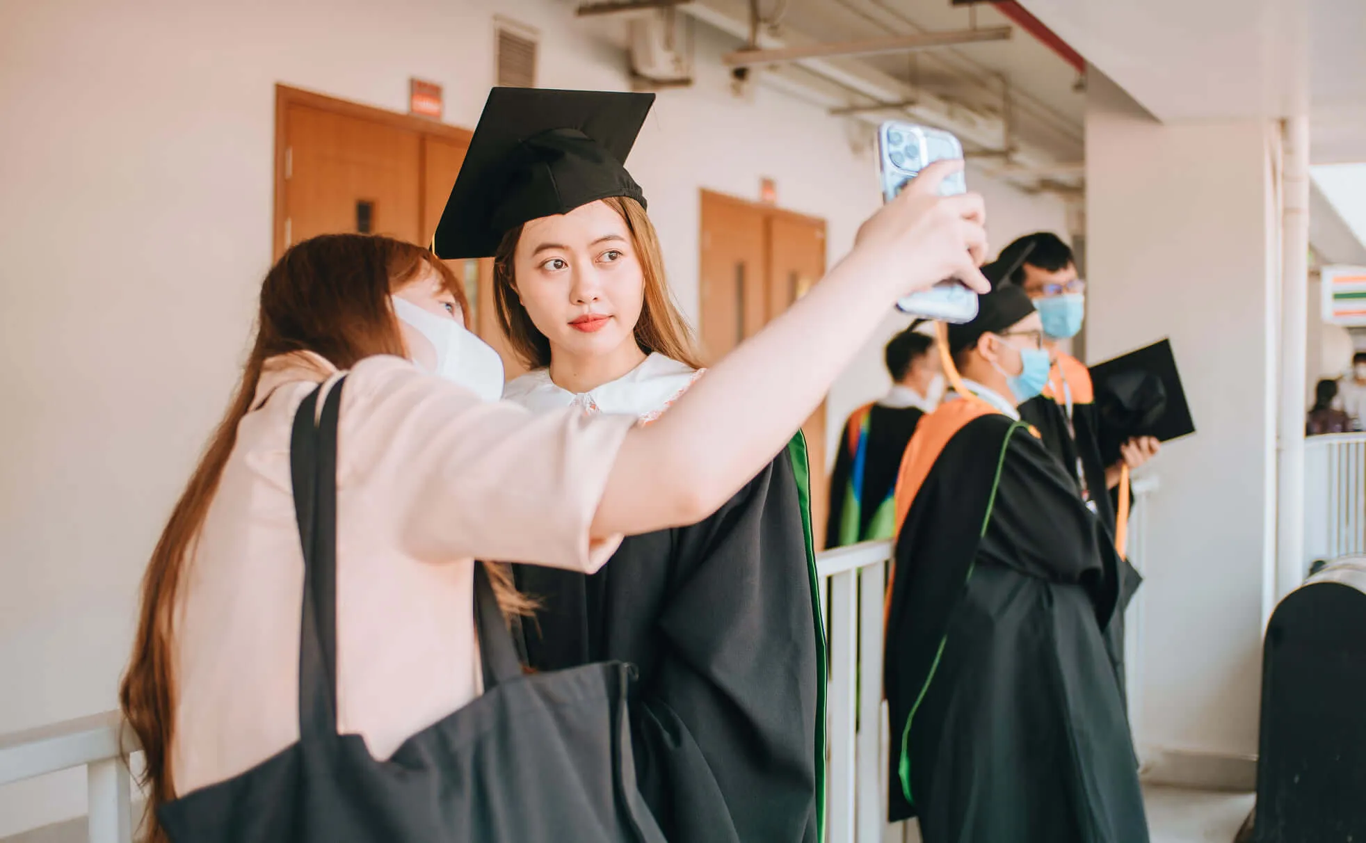 Với những lí do trên, chụp hình tốt nghiệp đại học là một trải nghiệm đáng nhớ và ý nghĩa mà mọi người nên trải qua ít nhất một lần trong đời.