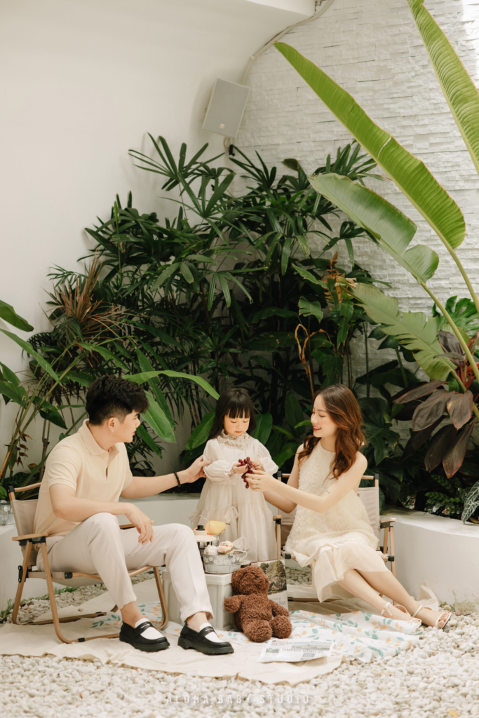 Chụp ảnh bé ngoài trời: Tận dụng ánh sáng tự nhiên và khung cảnh đẹp ( Nguồn: ALOHA Baby Studio)