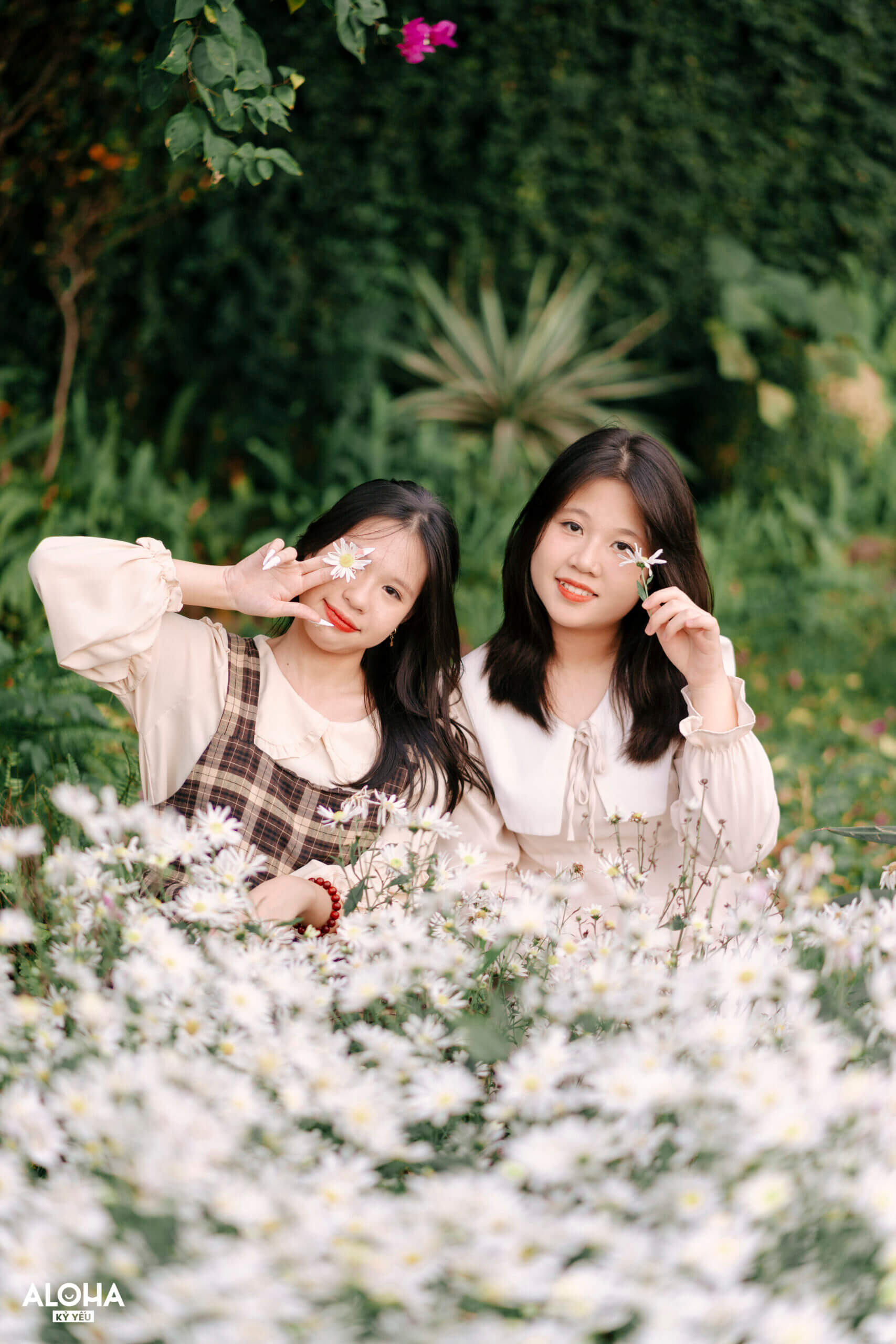 Việc chụp ảnh kỷ yếu concept picnic không chỉ là cơ hội để ghi lại những khoảnh khắc đáng nhớ với những người thân yêu, mà còn là cách để kỷ niệm những kỷ niệm ấn tượng và ý nghĩa trong quãng đời học sinh.