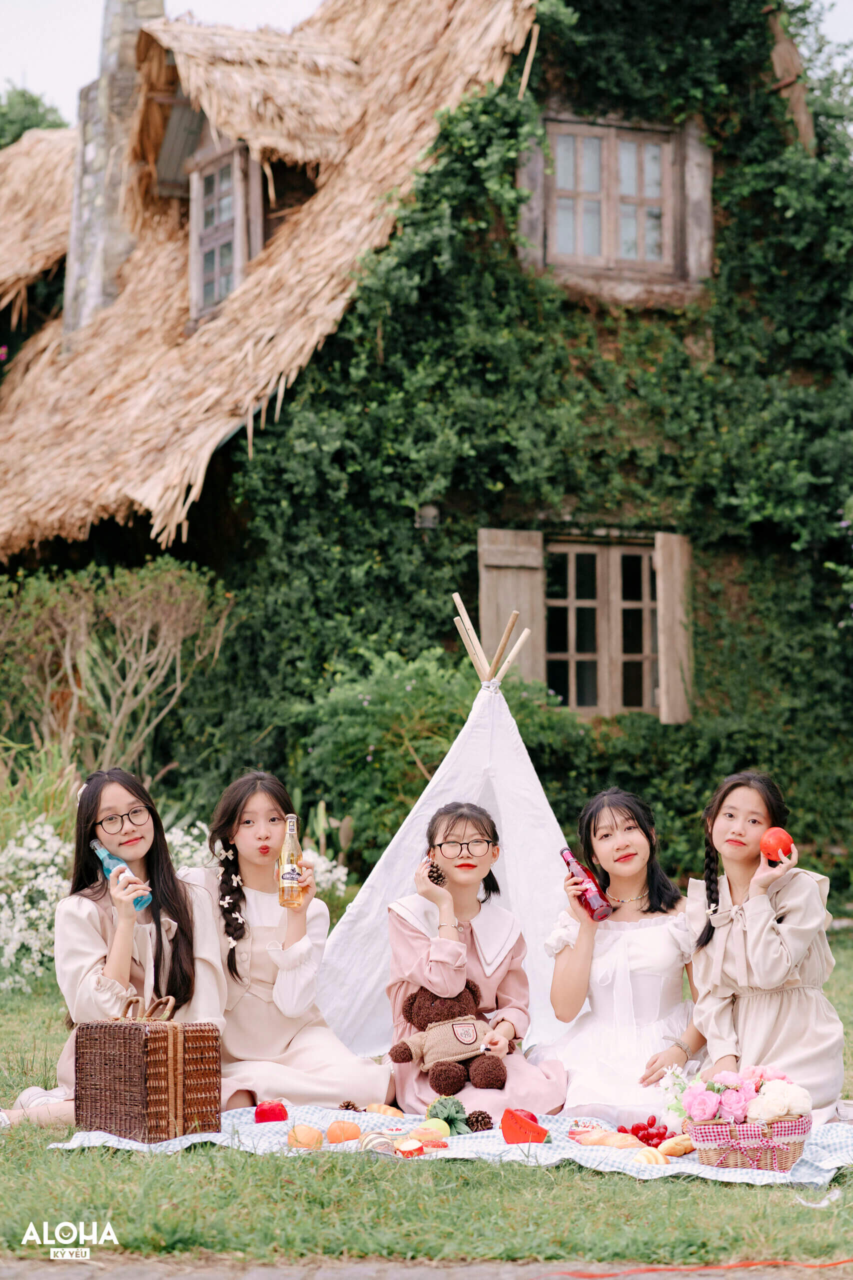 Chụp ảnh kỷ yếu concept picnic đòi hỏi sự chuẩn bị và cân nhắc tỉ mỉ từ việc lựa chọn địa điểm, trang phục đến cách sắp xếp không gian và chọn góc chụp.