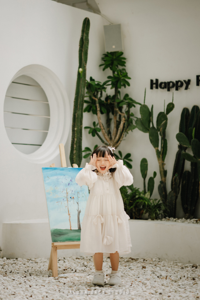 Chụp ảnh bé ngoài trời: Tận dụng ánh sáng tự nhiên và khung cảnh đẹp ( Nguồn: ALOHA Baby Studio)