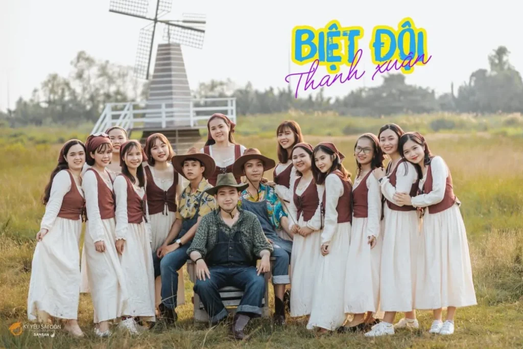 Concept chụp kỷ yếu theo Cô gái Hà Lan không phải là một ý tưởng phổ biến ở mọi nơi trên thế giới, nhưng nó có thể bắt nguồn từ niềm yêu thích đối với nét văn hóa đặc trưng và hình ảnh truyền thống của Hà Lan.