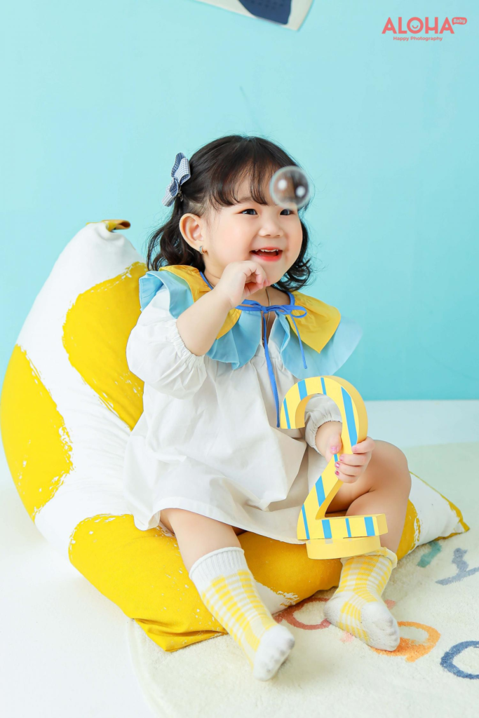 Đạo cụ "thần thánh" giúp bé tạo dáng chụp ảnh "thần sầu" (Nguồn: Aloha Baby Studio)