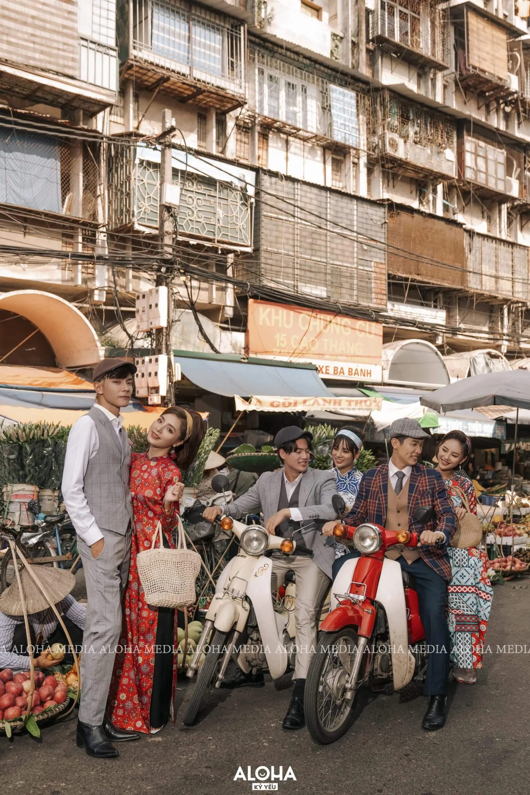 Phong cách thập niên 90 nổi bật với những đặc trưng riêng biệt, từ trang phục, phụ kiện đến kiểu tóc và lối sống.