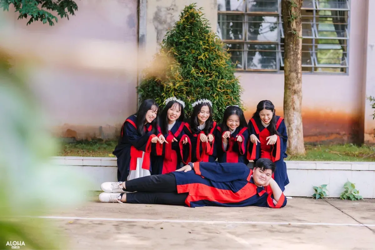 Áo cử nhân là biểu tượng không thể thiếu trong khoảnh khắc lễ tốt nghiệp của thời học sinh (Nguồn: Aloha Media)