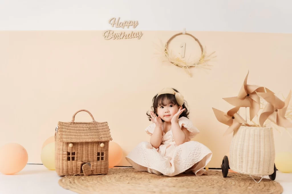 Chụp ảnh bé 1 tuổi theo phong cách vintage: Khoảnh khắc hoài cổ đáng yêu của bé yêu (Nguồn: Aloha Baby Studio)