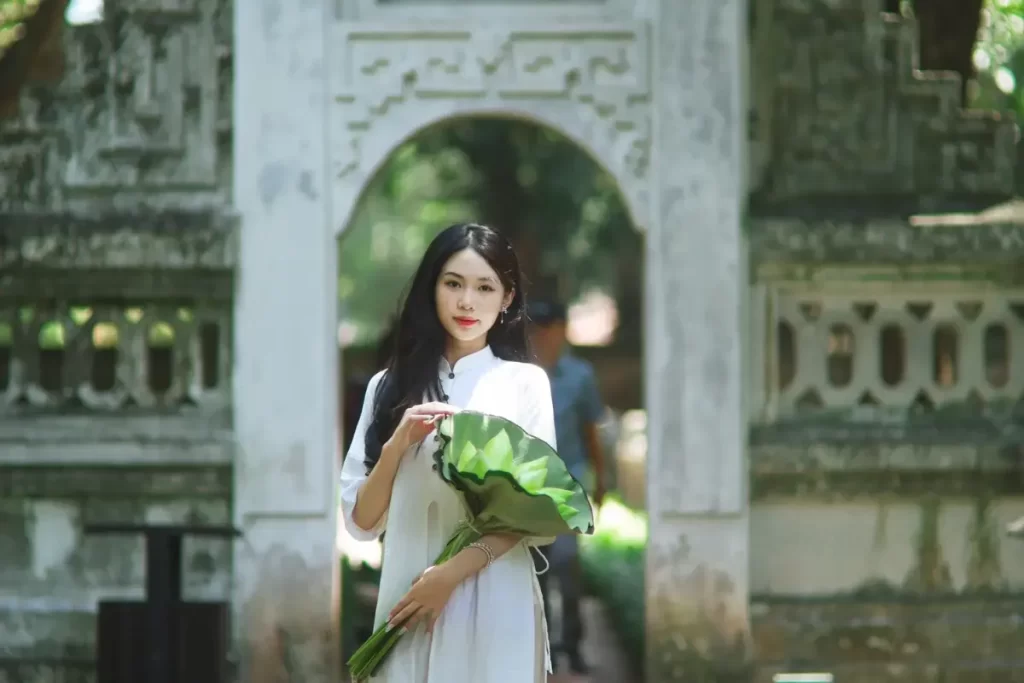 Có nên chụp ảnh áo dài ở Văn Miếu không