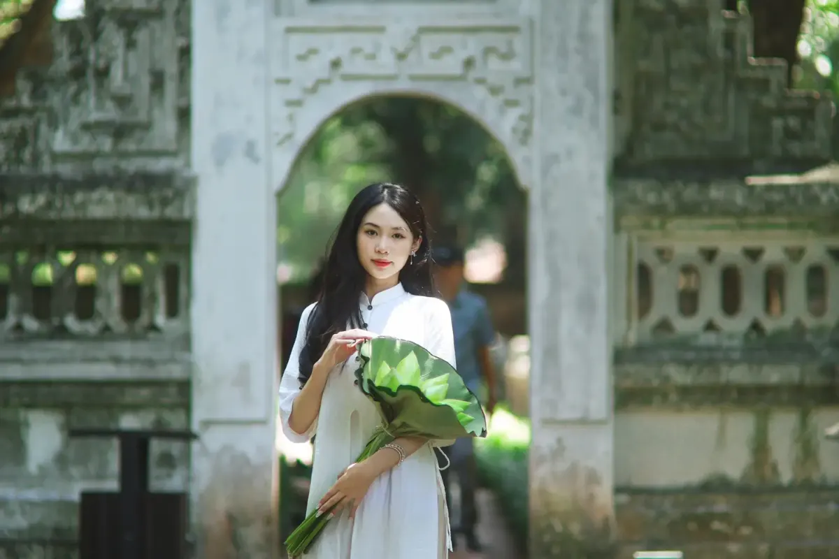 Có nên chụp ảnh áo dài ở Văn Miếu không