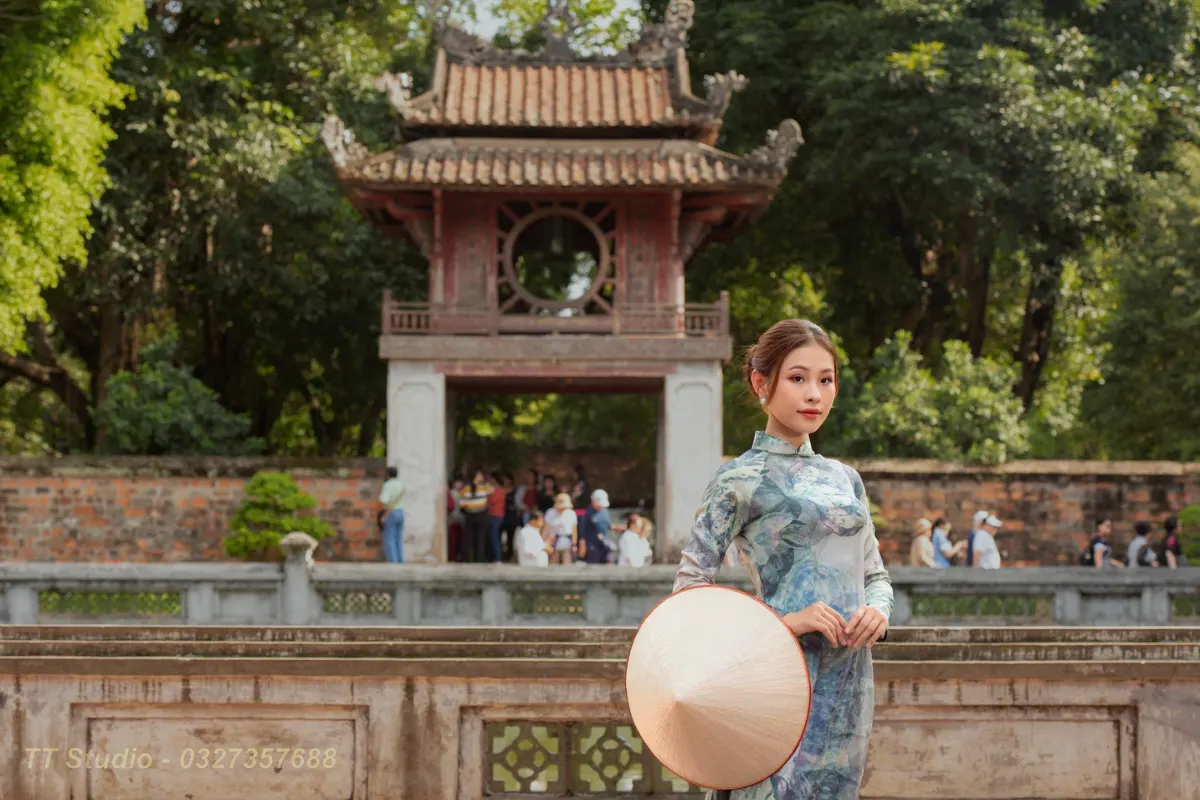 Có nên chụp ảnh áo dài ở Văn Miếu không