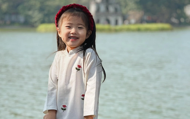 chụp ảnh cho bé tại hồ gươm