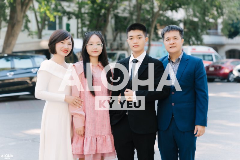 Chuẩn Bị Đạo Cụ Và Trang Phục Cho Bố Mẹ Chụp Ảnh Kỷ Yếu Cùng Con