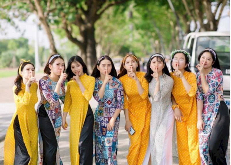 Cách tạo dáng chụp ảnh áo dài nhóm