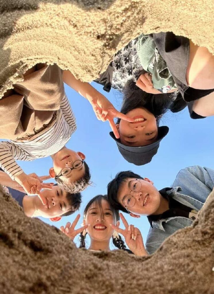 Chụp ảnh selfie độc đáo cùng nhóm bạn trên bãi biển