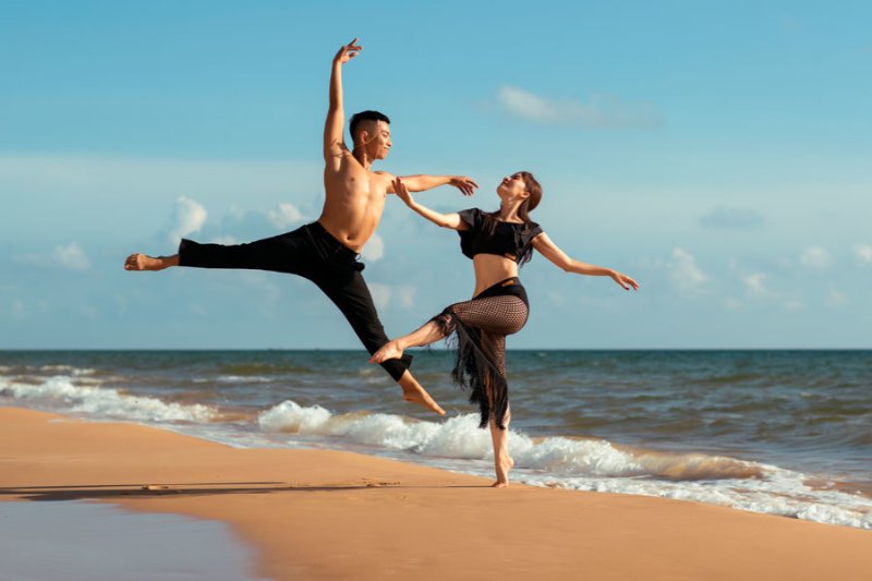Ghi lại khoảnh khắc khiêu vũ cùng nhau qua ảnh biển nghệ thuật