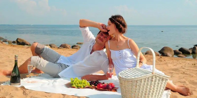 Lưu giữ kỷ niệm với chụp ảnh picnic trên bãi cát nghệ thuật