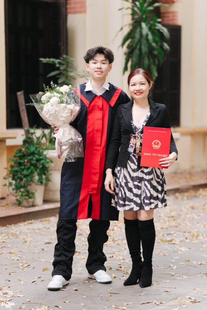 Tạo Kỷ Niệm Chung Khi Mẹ Chụp Kỷ Yếu Cùng Con
