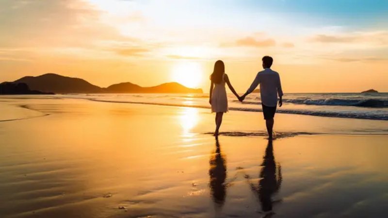 Nắm tay nhau trong khung hình chụp ảnh biển nghệ thuật tinh tế