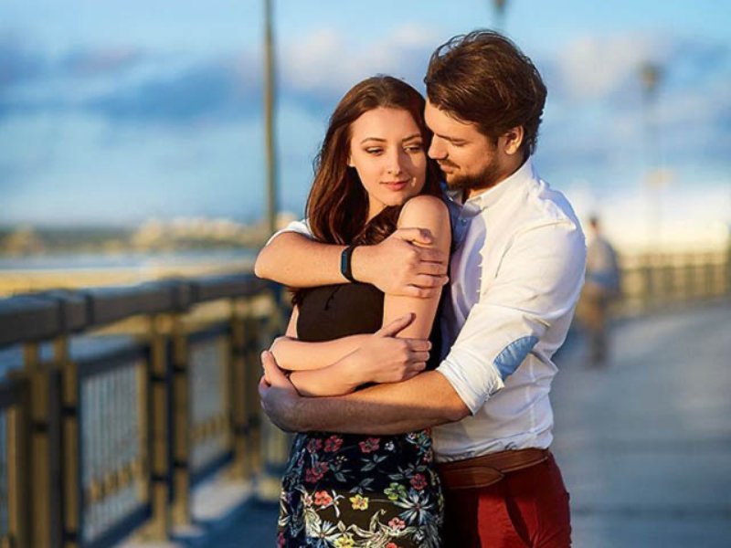 Ôm từ phía sau tạo nên bức ảnh biển nghệ thuật đầy cảm xúc