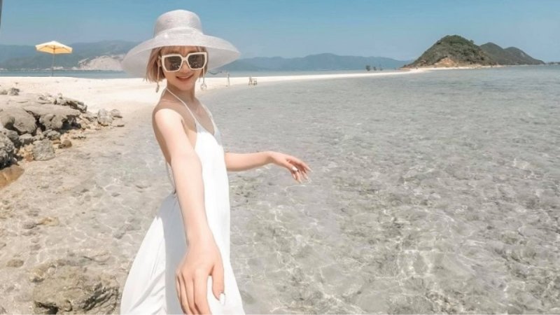 Tạo dáng chụp ảnh biển nghệ thuật với đầm hai dây