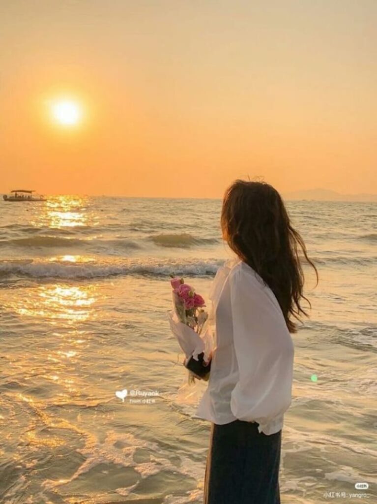 Tạo dáng chụp ảnh nghệ thuật trên biển với hoa
